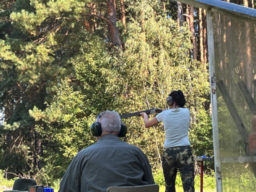 Jungjägerin beim Prüfungschießen Flinte